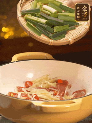 接著放蒜葉，來一點鹽，一點醬油調(diào)味翻勻