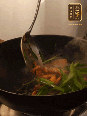 黃豆醬、鹽、糖調(diào)味，淋一圈花雕酒，蒜白先下，蒜葉后下