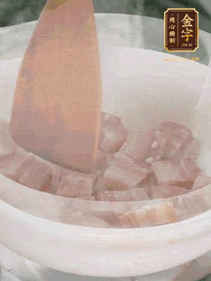 砂鍋內(nèi)咸肉微微煸出香味，再倒入開水。放排骨滾開后轉(zhuǎn)中小火篤30分鐘。（水盡量一次加足，以免中途加水沖淡鮮味。這一步是湯底濃白的關(guān)鍵）