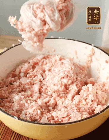 肉丁、咸肉丁、一丟丟鹽、料酒拌勻，反復摔打上勁。接著加入1兩蔥姜水，反復拌勻摔打上勁。前后共加3遍。3遍后筍丁，接著反復摔打上勁。最后加入1個蛋清、3茶匙生粉拌勻摔打上勁