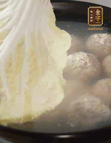 等獅子頭浮起來時再加白菜蓋。小火慢燉2小時