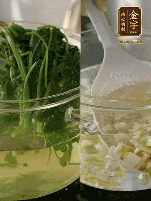 春筍切丁焯水；薺菜加鹽焯水，過涼水后切成細(xì)末