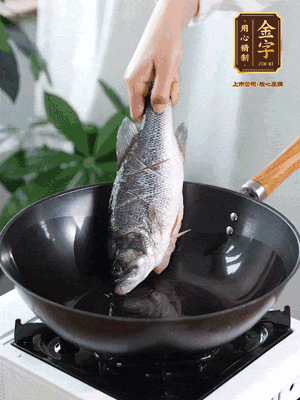 熱油，加1大勺豬油、姜片，再下鱸魚(yú)，煎至定型后翻面。（加點(diǎn)豬油，燉出的魚(yú)湯更容易變?yōu)榍逅哪贪咨?。?>
					</div>
					<span>步驟 3/6</span>
					<p>熱油，加1大勺豬油、姜片，再下鱸魚(yú)，煎至定型后翻面。（加點(diǎn)豬油，燉出的魚(yú)湯更容易變?yōu)榍逅哪贪咨?。?/p>
				</li><li>
					<div   id=
