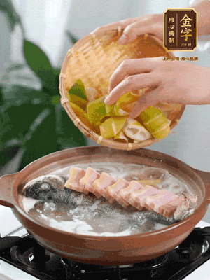倒開(kāi)水燉煮后轉(zhuǎn)移入砂鍋，淋料酒去腥、加少許鹽調(diào)味，再依次加咸肉、春筍燉煮15分鐘。