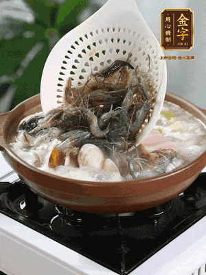 最后加一把蛤蜊、一把河蝦燜2分鐘，放一點(diǎn)白胡椒粉調(diào)味，撒上蔥花點(diǎn)綴！