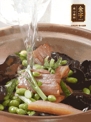 轉(zhuǎn)入砂鍋，加入開水、百葉結(jié)燉煮10分鐘
