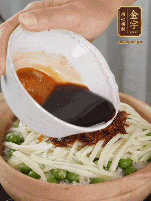 繼續(xù)小火燜3分鐘，淋上XO醬攪拌均勻。
