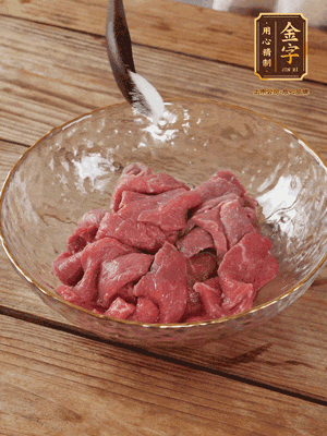 牛肉切丁，加黑胡椒海鹽、橄欖油腌10分鐘