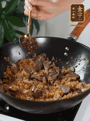 下拌好的米飯炒散，加一大勺XO醬