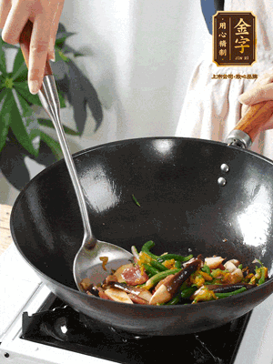 煸香蒜末，下香腸翻炒均勻，再依次下雞縱菌、黃瓜花
