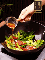 下蒜苗炒軟，沿鍋邊烹入一勺料酒，加醬油、蠔油、白糖調(diào)味炒勻