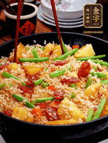 加水，沒過大部分食材。把瀝干水分的米飯均勻地鋪在上面，筷子戳幾個洞