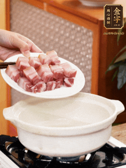 鍋內(nèi)倒油，下咸肉微微煸炒，再放排骨炒一下