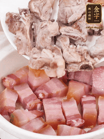 倒入開水燉煮，大火燒開后轉(zhuǎn)小火