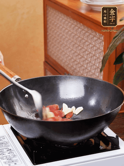 熱油，香腸微微煸出香味，加蒜片、小米辣