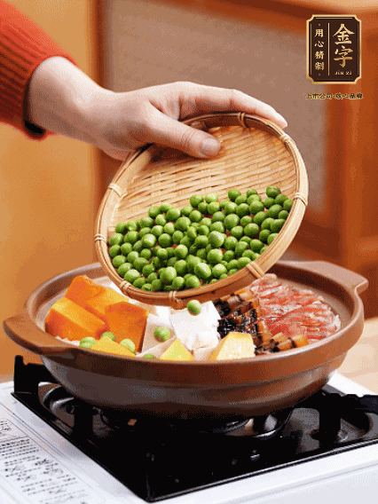 再鋪上臘腸、醬油肉、豌豆，小火煲6分鐘