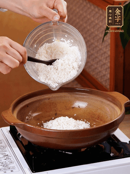 砂鍋中倒入煎羊肚菌的油，涂勻。加入提前浸泡過1小時(shí)的生米，再加入和生米齊平的水,,蓋蓋子，大火煮沸后轉(zhuǎn)小火煮至水分微干