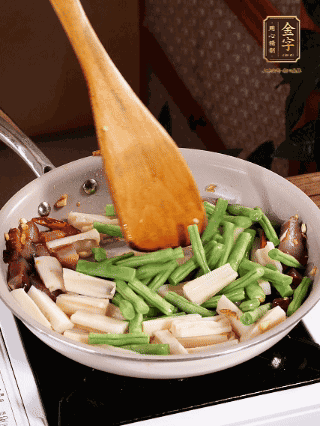 加少許生抽、蠔油、料酒、雞精調(diào)味，少許清水燜2分鐘，炒至豆角皺皮即可