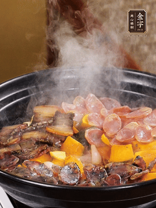 關火鋪上土香腸、梅干菜香腸、醬肉，加生抽、清水、黑胡椒粉調(diào)成的料汁，中火焗5分鐘