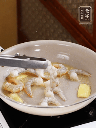 秘制煲仔飯醬油：2勺蒸魚豉油、半小勺糖、1大勺清水?dāng)嚢杈鶆蛑?分鐘
